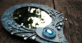 Почему нельзя дарить зеркало: приметы и суеверия Почему считается плохой приметой дарить зеркало